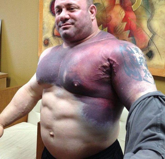<p>Bench Press dünya şampiyonu Scot Mendelson kendisine ait 324 kilogramlık rekoru 325 kilograma çıkarmak için yaptığı deneme sonrası çekilen fotoğrafı</p>

<p> </p>
