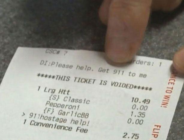 <p>Erkek arkadaşı tarafından rehin alınan Amerikalı kadın, internetten verdiği pizza siparişine yazdığı ‘yardım edin’ notu sayesinde özgürlüğüne kavuştuSiparişin not bölümüne ‘rehin alındım lütfen yardım edin 911’i arayın’ yazdı. Yorumu fark eden pizzacı çalışanları 911’i arayarak kadının adresini verdi.</p>

<p> </p>

