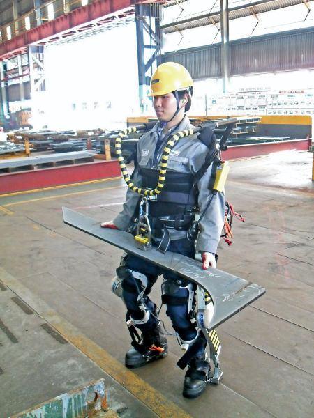 <p>Güney Kore'li Daewoo firması işçilerin 100 kilo ve üzerindeki parçaları rahatlıkla kaldırabilmesi için giyilebilir bir robot iskelet geliştirdi. </p>

<p> </p>
