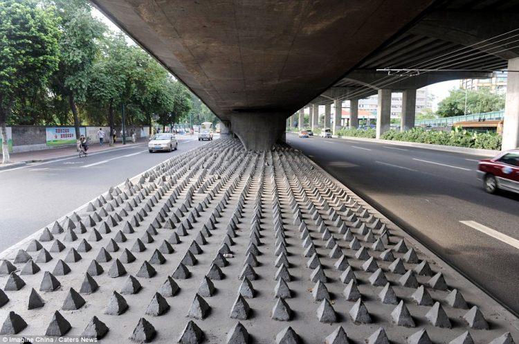 <p>Çin'de bir insanlık ayıbı. Evsiz insanlar burada kalmasın diye dökülen beton dikenler...  </p>

<p> </p>
