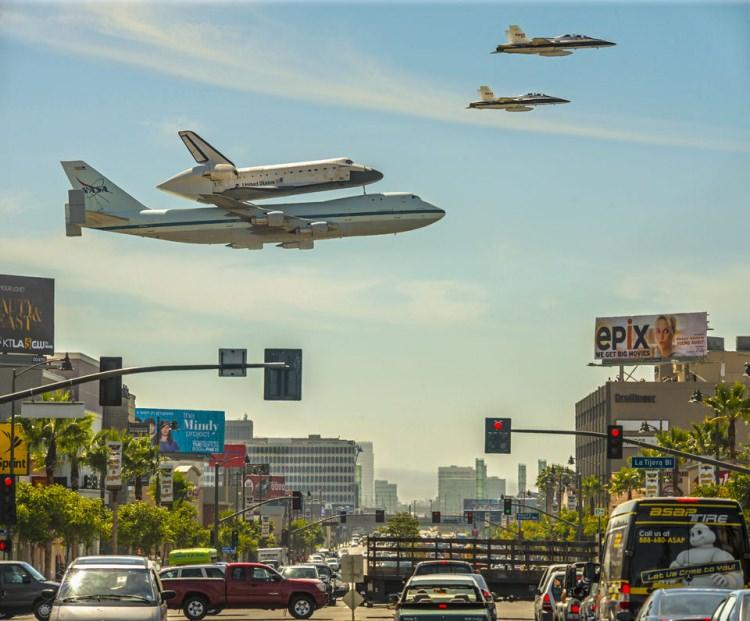 <p>Los Angeles üzerinde uçakla taşınan bir uzay mekiği  </p>

<p> </p>
