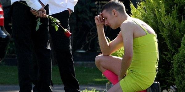 <p>Afganistan'da bir asker, arkadaşı ölmeden önce birbirlerine 'ilk kim ölürse cenazesine kadın kıyafetiyle gidilecek' diye söz verdikleri için törene kadın kıyafetiyle gitti </p>
<p> </p>