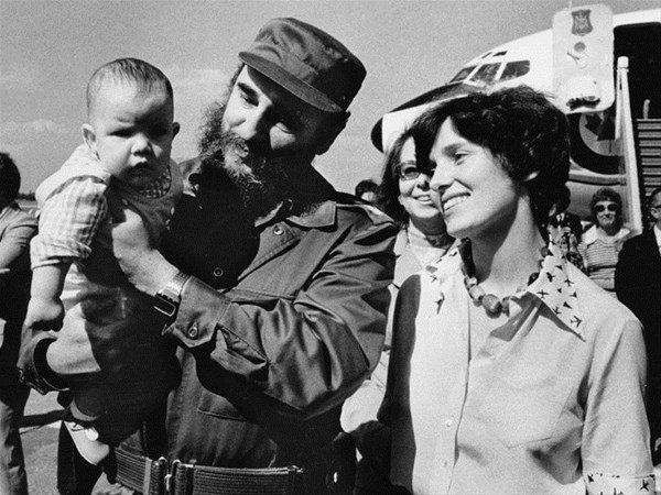 <p>Fotoğraf, iddianın aksine Castro’nun bebek Trudeau’yu kucakladığını göstermiyor. </p>
<p> </p>