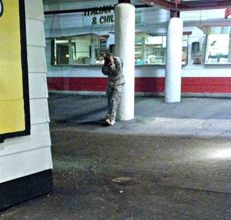 <p>Havai fişek seslerinden şoka giren bir asker... </p>

<p> </p>
