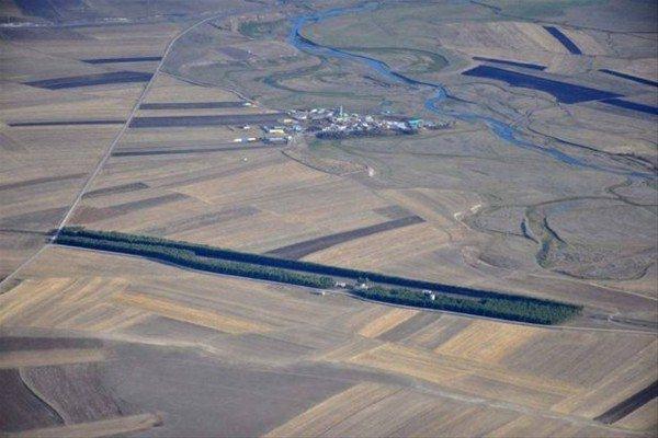 <p>İşte "İstasyonun amiri, ağaç sevgisi olan biri ve istasyonun yasal alanını kendi imkanları ile ağaçlandırmış. Sonuç olarak da bu çorak coğrafyada yemyeşil bir tren istasyonu ortaya çıkmış" notuyla paylaşılan ve büyük ilgi çeken kare şöyle: </p>
<p> </p>