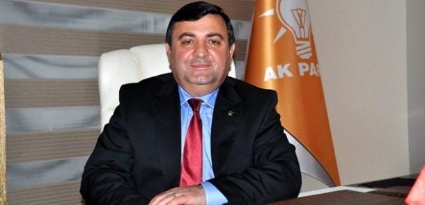<p>5- ARTVİN</p>
<p>MEHMET KOCATEPE</p>
<p>ARTVİN BELEDİYE BAŞKANI<br />
</p>
<p><span style="color:#FFD700"><strong>MEHMET KOCATEPE KİMDİR?</strong></span></p>
<p>Mehmet Kocatepe,1 Ocak 1966 yılında Artvin Yusufeli, Altıparmak ( Barhal ) köyünde doğdu. İlkokulu köyünde orta öğrenimi Bursa Süleyman Çelebi Lisesinde, lisans eğitimini Uludağ Üniversitesi İlahiyat Fakültesinde tamamladıktan sonra, Sosyal Bilimler Enstitüsünde Halk Eğitimi üzerine mastır yaparak “Bilim Uzmanı” unvanını aldı.</p>
<p>Esnaf bir ailenin çocuğu olarak, gıda ve tekstil üzerine on yıl ticaretle uğraştı. 1992’de öğretmenliğe başladı. 1996-2003 yılları arasında TBMM’de çalıştı.</p>
<p>2003-2009 yılları arasında Gençlik ve Spor Genel Müdürlüğünde Personel ve Eğitim Daire Başkanı olarak görev yaptı.</p>
<p>Kocatepe, 25 Nisan 2009 tarihinde Gençlik ve Spor Genel Müdürlüğü Genel Müdür Yardımcılığı görevine atandı. Evli ve 3 çocuk babası olup, İngilizce ve Arapça bilmektedir.</p>
<p>Ekim 2014 tarihinden sonra Avrupa Yerel ve Bölgesel Yönetimler Kongresinde Ülkemizi temsil etmektedir.</p>