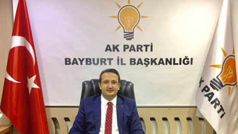<p>8- BAYBURT</p>
<p>FATİH YUMAK</p>
<p>AK PARTİ İL BAŞKANI<br />
</p>
<p><span style="color:#FFD700"><strong>FATİH YUMAK KİMDİR?</strong></span></p>
<p>Fatih Yumak, 1984 yılında Bayburt'ta dünyaya geldi. Yumak, İlk orta ve Lisesiyi Bayburt'a okudu. Gazi Üniversitesi İktisadi ve İdari Bilimler Fakültesi Uluslararası İlişkiler Bölümünü tamamladı.</p>
<p>Fatih Yumak, üniversite yıllarında Uluslararası İlişkiler Araştırma Topluluğu (UAT) bünyesinde aktif ve etkin görevler aldı. Trabzon Avrasya Üniversitesi Sosyal Bilimler Enstitüsü Halkla İlişkiler Ana Bilim Dalında yüksek lisans öğrenimi tamamladı.</p>
<p>Ticaretle de uğraşan Fatih Yumak, MÜSİAD Bayburt'un kurucu başkanlığını yaptı. 13 Eylül 2017 tarihinde AK Parti Bayburt İl Başkanlığına atanan Yumak evli ve üç çocuk babasıdır.</p>
<p> </p>