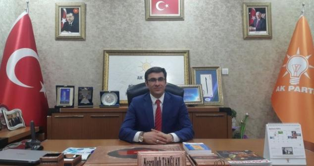 <p>9- BİTLİS</p>
<p>NESRULLAH TANĞLAY</p>
<p>AK PARTİ BİTLİS İL BAŞKANI<br />
</p>
<p><span style="color:#FFD700"><strong>NESRULLAH TANĞLAY KİMDİR?</strong></span></p>
<p>1975 yılında Bitlis Merkez'de dünyaya geldi. Öğrenimini Bitlis'te tamamlayan Tanğlay 1996 yılından itibaren esnaf olarak çalışmaktadır. Evli ve 3 çocuğu bulunmaktadır.</p>
<p> </p>
<p>Siyasi hayatına 2009'da AK Parti Bitlis Belediye Meclis Üyesi olarak seçilmesiyle başlayan Nesrullah Tanğlay 2009 kongresinde il sosyal işler ve il yerel yönetimler başkanlığına getirildi. 2012'de ise AK Parti Bitli Merkez İlçe başkanlığına seçilmiştir.</p>
<p> </p>