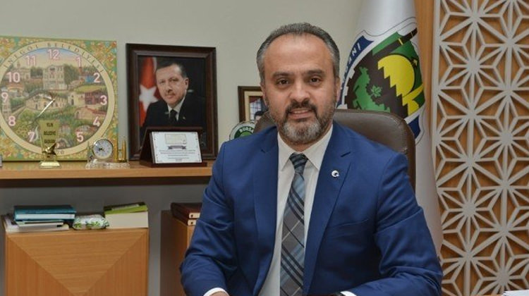 <p>12- BURSA</p>

<p>ALİNUR AKTAŞ</p>

<p>BURSA BÜYÜKŞEHİR BELEDİYE BAŞKANI<br />
 </p>

<p><span style="color:#FFD700"><strong>ALİNUR AKTAŞ KİMDİR?</strong></span></p>

<p>1970 BURSA / İnegöl doğumlu olan AKTAŞ, ilk, orta ve lise öğreniminin ardından Bursa/Uludağ Üniversitesi İktisadi İdari Bilimler Fakültesinden mezun olmuştur. Yüksek lisansını Dumlupınar Üniversitesi Sosyal Bilimler Enstitüsü Kamu Yönetimi alanında yapan Aktaş, Serbest Muhasebeci ve Mali Müşavirdir.</p>

<p>Mobilya sektöründe uzun yıllar üst düzey yöneticilik yaptıktan sonra ortakları ile birlikte kurduğu mobilya firmasıyla ticari hayata atılmıştır. Aktif ticaretine inşaat-yapı malzemeleri alanında faaliyet gösteren şirketinde devam etmektedir.</p>

<p>2002 yılında Ak parti Kurucu yönetim kurulu üyesi olarak siyasi hayatı başlamış ardından 2004 yılındaki yerel seçimlerde İnegöl Belediye Başkanı seçilmiştir. Ekonomi, ticaret, turizm, sanayi, eğitim, spor, alt ve üst yapı çalışmalarındaki vizyon projeleri ve marka şehir hedefiyle 3 dönem boyunca belediye başkanlığı görevini başarıyla sürdüren Aktaş, farklı alanlarda yaptığı projelerle bir çok kez ‘Yılın Belediye Başkanı’ seçilmiştir.</p>

<p>02 Kasım 2017 tarihinde Büyükşehir meclisinde yapılan olağanüstü oturumda Bursa Büyükşehir Belediye Başkanı seçilmiştir. İngilizce ve Arapça bilen Aktaş evli ve 2 çocuk babasıdır.</p>

<p> </p>
