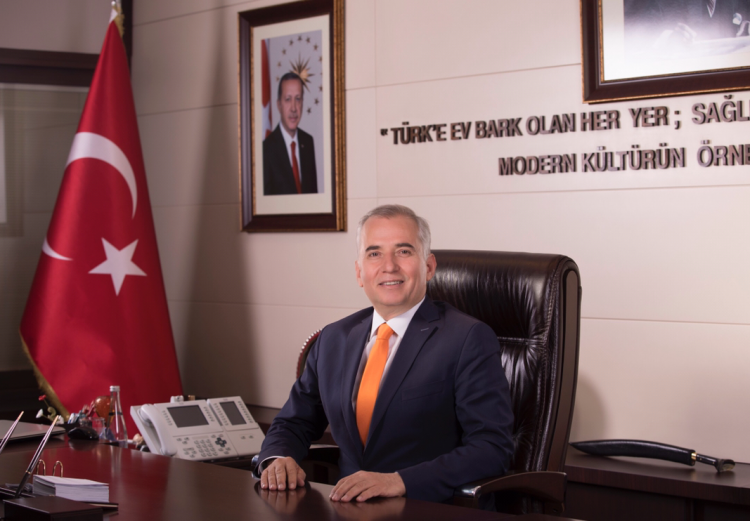<p>13- DENİZLİ</p>

<p>OSMAN ZOLAN</p>

<p>DENİZLİ BÜYÜKŞEHİR BELEDİYE BAŞKANI<br />
 </p>

<p><span style="color:#FFD700"><strong>OSMAN ZOLAN KİMDİR?</strong></span></p>

<p>OSMAN ZOLAN KİMDİR: 1964 yılında Denizli’nin Tavas İlçesi’nde doğan Denizli Büyükşehir Belediye Başkanı Osman Zolan, ilk öğretimini Tavas-Garipköy'de, orta ve lise eğitimini ise Isparta - Gönen Öğretmen Lisesi’nde yaptı.</p>

<p> </p>

<p>Akademik eğitimini Dokuz Eylül Üniversitesi Hukuk Fakültesi’nde tamamlayan Başkan Zolan, Denizli Barosu'na kayıtlı olarak avukatlık yaptı. Bu dönemde sivil toplum kuruluşlarında aktif olarak görev yaptı. 28 Mart 2004 Yerel Seçimleri'nde Denizli Belediye Meclis üyeliğine seçilen Başkan Zolan, 2004 ile 2011 yılları arasında Belediye Başkan Yardımcılığı görevini yürüttü.</p>

<p>Berrin Zolan ile evli olan Osman Zolan'ın 2 çocuğu vardır.</p>

<p>16 Mart 2011 tarihinde Denizli Belediye Başkanlığı görevine seçilen Başkan Zolan, 30 Mart 2014 yılında yapılan Mahalli İdareler Genel Seçimleri'nde Denizli Büyükşehir Belediye Başkanı oldu. Başkan Zolan, evli ve 2 çocuk babasıdır.</p>

<p> </p>
