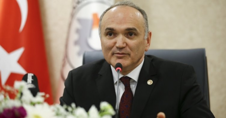 <p>15- DÜZCE</p>
<p>FARUK ÖZLÜ</p>
<p>BİLİM, SANAYİ VE TEKNOLOJİ ESKİ BAKANI<br />
</p>
<p><span style="color:#FFD700"><strong>FARUK ÖZLÜ KİMDİR?</strong></span></p>
<p>19 Kasım 1962'de Düzce'de doğdu. Baba adı Ahmet, anne adı Behiye'dir.</p>
<p>Makine Yüksek Mühendisi; Yıldız Teknik Üniversitesini bitirdi. İstanbul Teknik Üniversitesinde yüksek lisans ve doktora yaptı. İspanya'da proje ve mühendislik, Harvard Üniversitesinde üst düzey yönetici eğitimi aldı.</p>
<p>Yıldız Teknik Üniversitesinde Araştırma Görevlisi; Milli Savunma Bakanlığı Savunma Sanayii Müsteşarlığında Mühendis, Uzman, Proje Müdürü, Daire Başkanı, Müşteşar Yardımcısı olarak çalıştı. Müsteşar vekilliği yaptı. Savunma Sanayii Müsteşarlığınca yürütülen önemli ve bütün projelerde görev aldı. Bu süre içinde savunma sanayii stratejik planlarının hazırlanması, savunma yönetimi, tedarik sistemi ve savunma reformu konularında çalıştı. TAI-TUTŞAŞ, HEAŞ, TEKNOPARK İSTANBUL ve STM şirketlerinde yönetim kurulu üyesi ve yönetim kurulu başkanı olarak görev yaptı. 25. Dönemde Düzce milletvekili seçildi. Bilim, Sanayi ve Teknoloji Bakanlığı görevini üstlenmiştir.</p>
<p>İyi düzeyde İngilizce bilen Özlü, evli ve 2 çocuk babasıdır.</p>
<p>Müsteşarlığı'nda (SSM) sözleşmeli personel olarak göreve başladı. Zırhlı Muharebe Aracı ve Alt-Sistemleri Projelerinde çalışan Özlü, 1991-1992 yılları arasında CASA firması Proje ve Mühendislik Bölümü'nde Mühendislik İş Eğitimi aldı. 1993 yılında Savunma Sanayi Müsteşarlığı'nda Uzman statüsüne yükseldi. 1994-1999 yılları arasında Zırhlı Muharebe Aracı Projesi'nde Proje Müdürü olarak çalıştı.</p>
<p> </p>
<p><br />
</p>