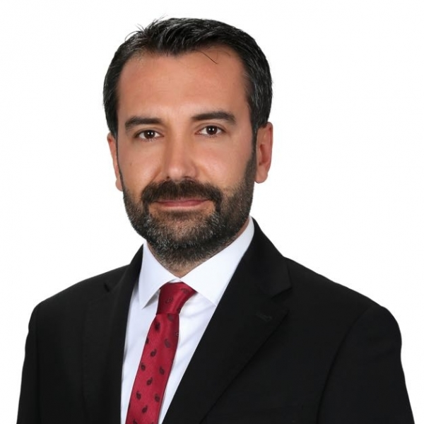 <p>16- ELAZIĞ</p>
<p>ŞAHİN ŞEREFOĞULLARI</p>
<p>İŞADAMI – AMATÖR SPOR KULÜPLERİ FEDERASYONU BAŞKANI<br />
</p>
<p><span style="color:#FFD700"><strong>ŞAHİN ŞERİFOĞULLARI KİMDİR?</strong></span></p>
<p>1980 yılında Elazığ'da doğdu. </p>
<p>İlk, orta ve lise eğitimini Elazığ'da tamamladı. </p>
<p>Üniversite eğitimini Fırat Üniversitesi Tarih bölümünde tamamladı. </p>
<p>Akaryakıt istasyonu, İnşaat ve Güneş Enerjisi Sektörü alanında faaliyet gösteren aile şirketinde yönetici olarak görev yapmaktadır. </p>
<p>Amatör Spor Kulüpleri Federasyonu Başkanlığı görevini yürütmektedir. </p>
<p>Bir çok sivil toplum kuruluşunda görevler aldı. </p>
<p>Evli olup, üç çocuk babasıdır. </p>
<p>Ak Parti 27. dönem Elazığ 5. sıra milletvekili adayıdır.</p>
<p> </p>