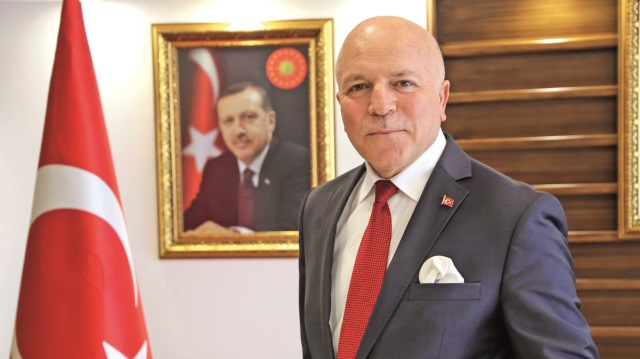 <p>17- ERZURUM</p>
<p>MEHMET SEKMEN</p>
<p>MEVCUT BÜYÜKŞEHİR BELEDİYE BAŞKANI<br />
</p>
<p><span style="color:#FFD700"><strong>MEHMET SEKMEN KİMDİR?</strong></span></p>
<p>1958 de Erzurum Pazaryolu Kılıççı Köyünde doğdu.İlkokula doğduğu köyünde başlayan Mehmet SEKMEN ,İstanbul Fatih İmamhatip lisesinden mezun oldu.İstanbul Üniversite İşletme Fakültesini bitirdikten sonra Ankarada Bankacılık ihtisasını tamamladı. Gençlik yıllarından bu güne kadar çeşitli Sivil Toplum Kuruluşlarında aktif görevler aldı. Ülkenin yaşadığı siyasi tarihin en zorlu günlerini idrak eden ve bizzat o süreci yaşayan HER TÜRKİYE SEVDALISI gibi o da mefkuresinden asla vazgeçmeden istikrarlı bir biçimde bu hizmet sevdasını sürdürdü.</p>
<p>İş hayatına bir kamu bankasında yöneticilik yaparak başladı. 1985 yılından sonra Mali Müşavirlik ve özel sektörde holding finans yöneticiliği yaptı. Aktif siyasi hayatına Milli Gençlik Vakfı Kartal İlçe Başkanı olarak başladı. Ardından 1989 yılında Refah Partisi Kartal İlçe Başkanlığı görevine getirildi. 1992 yerel seçimlerinde Samandıra Belediye Başkanlığına seçildi. 27 Mart 1994 Yerel Seçimlerinde Kartal Belediye Başkanı oldu. 1999 seçimlerinde tekrar kazanarak Kartalda 2. Dönem Belediye Başkanı olarak hizmet etti. 10 yıl Kartal Spor Klübü Başkanlığı yapan SEKMEN, Kartal Sporun altyapısını kurarak aynı zamanda 2. Lig Klüpler Birliği Başkanlığı görevinde bulundu. Kartal Spor Güreş Klübü kurarak spor alanındaki hizmetlerine devam etti. 2002 yılında yapılan Genel Seçimlerde 22.Dönem İstanbul Milletvekilliğine seçildi. TBMM’de sırasıyla Plan Bütçe Komisyonu, Çevre Komisyonu ve Bayındırlık Komisyonunda görevler yaptı.</p>
<p>2003-2005 arası Genel Merkez Yerel Yönetimler Başkanlığı Danışma Kurulu Üyeliği yaptı. 27 Temmuz 2007 seçimlerinde 23. Dönem İstanbul Milletvekilliğine seçildi. Bu zaman aralığında sırasıyla Güney Anadolu Bölge Koordinatörlüğü, ERZURUM’unda içinde olduğu Doğu Anadolu Bölge Koordinatörlüğü yaptı. Ak Parti Genel Merkez Yerel Yönetimler Başkan Yardımcılığı ve Karadeniz Bölge Koordinatörlüğü görevlerinde bulundu. Ak Parti Genel Merkez Yerel Yönetimler Başkan Yardımcılığı ve Ege Bölgesi Koordinatörlünü yapmıştır. Eğitim ve bilimin önemine binaen akademik alanıda ihmal etmeyerek, bütün bu yoğunluğun arasında İktisat alanında Yüksek Lisansına devam etmektedir. Yaklaşık yirmibeş yıldır, ülke meselelerine kendisini adamış bir birey olarak; ömrünün çeyrek asrını fiili hizmetlerle geçirmiş, İstanbul gibi karmaşık ve sürekli büyüyen bir metropolde 3 dönem Belediye Başkanlığı yapmış, uluslararası belediyecilik kriterlerini görev yaptığı Belediye Başkankığı süresince cesurca uygulayan bir başkan olarak hafızalardaki yerini almıştır. İnançlı ve maneviyatı yüksek bir gençliğin bu ülke için neler yapabileceğini anlatmaya çalışmış ve gençlik eğitimine bu bağlamda büyük katkıları olmuştur. Evli 4 dört çocuk babasıdır.</p>
<p> </p>