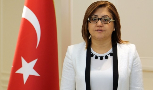<p>18- GAZİANTEP</p>
<p>FATMA ŞAHİN</p>
<p>GAZİANTEP BÜYÜKŞEHİR BELEDİYE BAŞKANI<br />
</p>
<p><span style="color:#FFD700"><strong>FATMA ŞAHİN KİMDİR?</strong></span></p>
<p>Fatma Şahin, 20 Haziran 1966 Gaziantep doğumludur. Babası Mustafa Kıymık, annesi Perihan Kıymık’tır. 2 kız 1 erkek kardeşin en büyüğüdür. İlköğrenimini İstiklal İlkokulunda, lise öğrenimini Kız Lisesinde tamamladıktan sonra İstanbul Teknik Üniversitesi Kimya ve Metalürji Fakültesi’nden Kimya Mühendisi olarak mezun olmuştur. Okul bittikten hemen sonra özel bir şirkette İşletme Mühendisi olarak göreve başlamış, 18 yıl boyunca İşletme Mühendisi ve İşletme Müdürü olarak görev yapmıştır.</p>
<p>Evli ve 2 çocuk annesi olan Fatma Şahin, 2001 yılında Ak Parti Gaziantep İl Kurucu üyesi olmuş, 2002 seçimlerinde Gaziantep milletvekili seçilmiştir. 22. 23. ve 24. Dönem Gaziantep milletvekilliği görevinde bulunmuştur. 2007 yılında Ak Parti Kadın Kolları Genel Başkanlığı görevine seçilmiştir. Sanayi, Ticaret ve Enerji Komisyonu ve AB Uyum Komisyonu ile TBMM Töre-Namus cinayetleri ve Çocuklara Karşı Şiddeti Araştırma Komisyon’unda görev yapmıştır.</p>
<p>Fatma Şahin, 6 Temmuz 2011’de açıklanan 61. Hükümette, Aile ve Sosyal Politikalar Kurucu Bakanı olarak görev almıştır. Yürüttüğü bakanlık görevinden 26 Aralık 2013 tarihinde ayrılıp Gaziantep Büyükşehir Belediye Başkanlığına aday olmuştur. 30 Mart 2014 yerel seçimlerinde 54,7%’lik oy oranıyla seçilerek, Türkiye’nin İlk Kadın Büyükşehir Belediye Başkanlarından biri olarak göreve başlamıştır.</p>
<p> </p>
<p> </p>