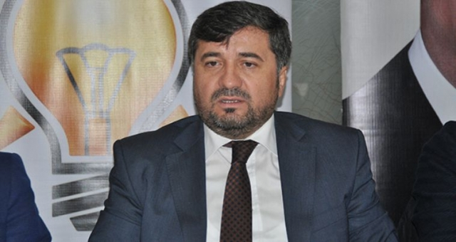 <p>19- GİRESUN</p>
<p>AYTEKİN ŞENLİKOĞLU</p>
<p>AK PARTİ GİRESUN İL BAŞKANI<br />
</p>
<p><span style="color:#FFD700"><strong>AYTEKİN ŞENLİKOĞLU KİMDİR?</strong></span></p>
<p>Giresun Abacıbükü İlkokulundan ve daha sonra 1990 yılında da Giresun İmam Hatip lisesinden mezun oldu. 1990 yılında Konya Selçuk Üniversitesi Hukuk Fakültesini kazandı. 1995 yılında yatay geçiş yaptığı İstanbul Üniversitesi Hukuk Fakültesinden mezun oldu. 1996 yılında Avukatlık stajını tamamladı. 1997 yılında serbest avukat olarak Giresun’da çalışmaya başladı. Ayrıca Açık Öğretim Fakültesi Sosyoloji Bölümü 4. sınıfta okumaktadır. 2001 yılında AK Parti Giresun Kurucu İl Başkan yardımcısı ve Sosyal İşler Başkanı olarak görev alan Şenlikoğlu, daha sonra oluşan AK Parti İl yönetiminde de İl Teşkilat Başkanı olarak görev aldı.</p>
<p>2004 yılında İl Başkanı olarak görevlendirildi ve bu görevini 2006 yılına kadar 2 yıl sürdürdü. 2006 yılı haziran ayında Genel Başkanımızın da katıldığı kongrede görevini devretti. 2009 yılından sonra İl yönetimlerinde tekrar görev aldı, Yerel Yönetimler Başkanlığı ve Medya Tanıtım Başkanlığı görevlerini yürüttü.</p>
<p>2011 yılında Milletvekili aday adayı oldu. 2013 yılı Ekim ayında Giresun Merkez İlçe Başkanı olarak görevlendirildi.</p>
<p>Genel Merkezin Milletvekili aday adayı olacak kişilerin teşkilatlarda İlçe Başkanı yada İl Başkanı olarak görev almamaları yönündeki ilke kararı gereğince 07.12.2014 tarihinde yapılan 5. Olağan kongrede ilçe başkanlığına aday olmadı ve görevini devretti. Bir dönem Giresun Baro yönetiminde bulundu. Bazı dernek ve vakıflarda yönetim kurulu üyesi olarak görev aldı. Evli ve 4 çocuk babası olan Şenlikoğlu, halen Giresun’da serbest avukat olarak çalışmaktadır.</p>
<p> </p>
<p> </p>