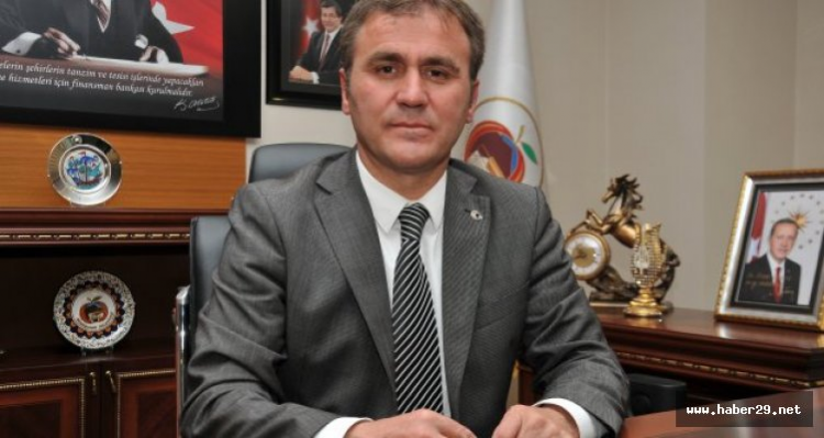 <p>20- GÜMÜŞHANE</p>
<p>ERCAN ÇİMEN</p>
<p>GÜMÜŞHANE BELEDİYE BAŞKANI<br />
</p>
<p><span style="color:#FFD700"><strong>ERCAN ÇİMEN KİMDİR?</strong></span></p>
<p>Ercan Çimen'in Gümüşhane Belediyesi resmi internet sitesinde yer alan biyografisi şöyle:</p>
<p>Ercan Çimen, 1966’da Gümüşhane’de doğdu. İlk ve ortaöğretimini de aynı ilde tamamladıktan sonra “Anadolu Üniversitesi İktisadi ve İdari Bilimler Fakültesi” “İktisat” bölümünden mezun oldu. </p>
<p>Mezuniyetinin ardından aile şirketi olan Çimenler Grup’ta yönetim kurulu üyesi olarak ticari hayata atılan Çimen, kurumsallaşmanın sağlanmasında önemli adımlar attı.</p>
<p>Hali hazırda Çimenler Grup yönetim kurulu üyeliği görevini yürüten Çimen, Grup bünyesindeki Çimenler Otel, Çimenler Kuyumculuk, Çimenler Otomotiv, Harşit Tur, Balyemez Konağı ve Ataç Konağı ile hizmet vermektedir. </p>
<p> </p>