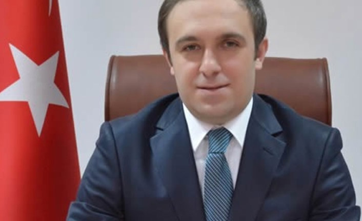 <p>21- HAKKARİ</p>

<p>CÜNEYT EPCİM</p>

<p>HAKKARİ VALİ YARDIMCISI<br />
 </p>

<p><span style="color:#FFD700"><strong>CÜNEYT EPCİM KİMDİR?</strong></span></p>

<p>"1981 tarihinde Amasya' da doğdu. İlk ve Orta Öğrenimini Samsun ve Amasya' da tamamladı. 2002 yılında Uludağ Üniversitesi İkdisadi ve İdari bilimler Fakültesi Kamu Yönetimi bölümünden mezun oldu.</p>

<p>2004 yılında İçişleri Bakanlığı'nca açılan Kaymakam Adaylığı sınavını kazanarak 91. Dönem Konya Kaymakam Adayı olarak göreve başladı. Burdur - Çavdır, Afyonkarahisar Evciler ilçelerinde vekalet görevlerinde bulundu.</p>

<p>2005-2006 yıllarında İngiltere Manchester Üniversitesi' nde Dil Eğitimi ve İngiliz İdari  Sistemi üzerine eğitim aldı. 2015-2016 yıllarında İngiltere Coventry Üniversitesinde  MBA Internatıonal Human Resource Management programında MBA derecesi almıştır. Türkiye ve Ortadoğu  Amme İdaresi' nce düzenlenen 36. dönem Kamu Diplomasisi kursuna katılmıştır.</p>

<p>- 2007 - 2008 yıllarında Afyonkarahisar - Başmakçı Kaymakamlığı</p>

<p>    - 2008 - 2010 yıllarında Artvin - Ardanuç Kaymakamlığı</p>

<p>  - 2010 - 2014 yılları arasında Çorum - Mecitözü Kaymakamlığı görevlerinde bulundu.</p>

<p>  - 02/09/2014 tarihli müşterek kararname ile Hakkari Vali Yardımcılığı görevine atandı."</p>
