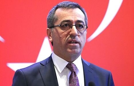 <p>22- KAHRAMANMARAŞ</p>
<p>HAYRETTİN GÜNGÖR</p>
<p>TBB GENEL SEKRETERİ</p>
<p>CUMHURBAŞKANLIĞI YEREL YÖNETİM POLİTİKALARI KURULU ÜYESİ<br />
</p>
<p><span style="color:#FFD700"><strong>HAYRETTİN GÜNGÖR KİMDİR?</strong></span></p>
<p>Hayrettin Güngör, 1965 yılında Kahramanmaraş’ın Göksun ilçesinde doğmuştur. Anadolu Üniversitesi İktisadi ve İdari Bilimler Fakültesi İşletme Bölümünden 1987 yılında mezun oldu. Polis Akademisi “Özel Eğitim Bölümüne” bir süre devam etti. Türkiye ve Ortadoğu Amme İdaresi Enstitüsü Kamu Yönetimi Yüksek Lisans Programı’nı tamamlayarak “kamu yönetimi uzmanı” unvanını aldı. Kısa süre Mali Müşavirlik yaptı ve Türkiye Vakıflar Bankası’nda Mali Analist olarak bir süre çalıştı. 1990 yılında stajyer kontrolör olarak göreve başladığı İçişleri Bakanlığı’nda kontrolörlük, baş kontrolörlük gibi mesleğin belirli aşamalarını tamamladı ve uygulamada İçişleri Bakanlığı Mahalli İdareler Kontrolörü olarak birçok belediye ve bağlı idarenin denetimi ve soruşturmasında bulundu. 2004 yılında getirildiği “İçişleri Bakanlığı Kontrolörler Başkanlığı” görevini 23.09.2008 tarihine kadar yürüttü. 23 Eylül 2008 tarihinden itibaren “Türkiye Belediyeler Birliği Genel Sekreterliği” görevini üstlendi. İçişleri Bakanlığı kontenjanından bir dönem (2006-2009) “Devlet Muhasebe Standartları Kurulu Üyesi” olarak görev yaptı. Maliye Bakanlığı öncülüğünde yürütülen “Kamu Mali Yönetimi Projesi”nde çalıştı, bu kapsamda 5018 sayılı Kamu Mali Yönetimi ve Kontrol Kanunu, Analitik Bütçe Sınıflandırması ve Tahakkuk Esaslı Muhasebe sisteminin yerel yönetimlerde uygulanması çalışmalarını yürüttü ve ilgili yönetmelikleri, üçüncül mevzuatı, yerel yönetimlerin yeniden yapılanması kapsamında İl Genel Meclisi ve Belediye Meclisi Çalışma Yönetmeliklerini hazırladı. Yerel yönetimlerde norm kadro standardı çalışmalarında görev aldı. Avrupa Birliği “mali kontrol” müktesebat başlığında Brüksel’de yapılan tanıtıcı tarama ve detaylı tarama toplantılarına İçişleri Bakanlığını temsilen katıldı. Birleşmiş Milletler Kalkınma Programı (UNDP)’nin yürüttüğü yerel yönetim reformunu destekleme projesi kapsamında; eğitim çalışmalarında yer aldı. “İl Özel İdaresi Bütçe ve Muhasebe Sistemi” , “İl Özel İdaresi Mevzuatı” ve “Belediye Bütçesi Nasıl İzlenir?” isimli yayınlanmış üç kitabı, “Bütçe-Muhasebe”, “Personel”, “İhale”, “Yönetim ve Yerel Yönetim Mevzuatı ile Uygulamaları” na ilişkin çok sayıda yayımlanmış makalesi bulunmaktadır. Kamu kurum ve kuruluşları, yerel yönetimler, dernek ve vakıfların düzenlediği ulusal düzeyde çok sayıda eğitim seminerlerine çağrılı konuşmacı olarak katıldı. Ayrıca, birden çok uluslararası toplantıda konuşma ve sunum yaptı.</p>
<p> </p>