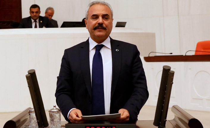 <p>23- KARABÜK</p>

<p>BURHANETTİN UYSAL</p>

<p>AK PARTİ ESKİ MİLLETVEKİLİ / KARABÜK ÜNV. ESKİ REKTÖRÜ<br />
 </p>

<p><span style="color:#FFD700"><strong>BURHANETTİN UYSAL KİMDİR?</strong></span></p>

<p>Burhanettin Uysal, 20 Haziran 1967'de Konya Ereğli'de doğdu. Baba adı Fahrettin, anne adı Şerife'dir.</p>

<p>Eğitimci; Gazi Üniversitesi Teknik Eğitim Fakültesi ve Polis Akademisini bitirdi. Yüksek lisansını ve doktorasını Gazi Üniversitesinde tamamladı ve profesör oldu.</p>

<p>Emniyet Genel Müdürlüğünde Komiser Yardımcılığı ve Komiserlik, Bülent Ecevit Üniversitesi ve Karabük Üniversitesi Rektör Yardımcılığı, Karabük Üniversitesinin 2 dönem Rektörlüğü ve YURTKUR Yönetim Kurulu Başkanlığı görevlerinde bulundu.<br />
Milli Eğitim, Kültür, Gençlik ve Spor Komisyonu Başkanvekili, AB Uyum Komisyonu Üyesi, AKPM Üyesi ve Asya Parlamenter Asamblesi Üyesidir.</p>

<p>Çok iyi düzeyde İngilizce bilen Uysal, evli ve 3 çocuk babasıdır.</p>

<p> </p>
