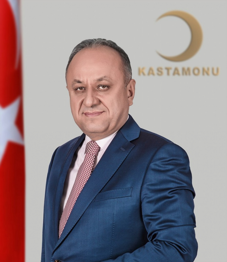 <p>24- KASTAMONU</p>
<p>TAHSİN BABAŞ</p>
<p>KASTAMONU BELEDİYE BAŞKANI<br />
</p>
<p><span style="color:#FFD700"><strong>TAHSİN BABAŞ KİMDİR?</strong></span></p>
<p>Tahsin Babaş 1967 Kastamonu doğumludur.</p>
<p>İlkokul, ortaokul ve lise eğitimini Kastamonu’da tamamlayan Tahsin Babaş sırasıyla Gazipaşa İlkokulu, Merkez Ortaokulu ve Kastamonu Teknik Lisesi’nde üniversite öncesi eğitim hayatını tamamlamıştır.</p>
<p>Anadolu Üniversitesi İktisadi ve İdari Programlar Mahalli İdareler Bölümü Ön Lisans Programı ile üniversitede öğrenim hayatına başlayan Tahsin Babaş, Anadolu Üniversitesi İktisat Fakültesi Kamu Yönetimi Bölümü’nden mezun olmuştur.</p>
<p>1989 yılında Kastamonu Belediyesi’nde memuriyet hayatına başlayan Tahsin Babaş, 1994-1999 yılları arasında Kastamonu Belediyesi Su Şebeke Şefi olarak vazifesini sürdürmüştür. Kastamonu Belediyesi’nin Kurucu KASKİ Müdürü olarak 1999 yılından itibaren belediyedeki görevine devam eden Tahsin Babaş, 2013 yılına kadar bu görevini başarı ile sürdürürken 2009 yılında KASKİ Müdürlüğü’ne ek olarak Fen İşleri Müdürlüğü görevini de teslim almış ve 2013 yılına kadar bu iki vazifeyi birlikte yerine getirmiştir.</p>
<p>Belediye Başkanı Tahsin Babaş; Konya Belediyeler Birliği Hizmet İçi Eğitim Semineri (2002), Zonguldak Belediyeler Birliği Belediye İmajının İyileştirilmesi Semineri (2005), Belediye İçin Uygulamalı Stratejik Plan Hazırlama (2005), Türkiye Belediyeleri Su Altyapı Programı (2005-2008), Çevre ve Orman Bakanlığı Evsel Atıksu Tesislerinin Finansman, Projelendirilmesi, İnşaatı ve İşletilmesi Aşamalarında Karşılaşılan Problemler ve Çözüm Önerileri (2007) gibi önemli eğitim programlarına katılarak önemli projeler gerçekleştirmiştir.</p>