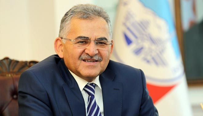 <p>25- KAYSERİ</p>
<p>MEMDUH BÜYÜKKILIÇ</p>
<p>MELİKGAZİ BELEDİYE BAŞKANI<br />
</p>
<p><span style="color:#FFD700"><strong>MEMDUH BÜYÜKKILIÇ KİMDİR?</strong></span></p>
<p>25 Ekim 1953 tarihinde Kayseri/Develi'de doğdu. Kayseri İmam Hatip Okulu ve Bornova Suphi Koyuncuoğlu Lisesi'nden mezun oldu.</p>
<p>Yükseköğrenimini Ege Üniversitesi Tıp Fakültesi'nde tamamladı. Nöroloji dalında uzmanlığını aldı. Niğde Devlet Hastanesi ve Kayseri SSK Hastanesi'nde uzman hekim olarak görev yaptı. Askerliğini Kıbrıs Girne Asker Hastanesi'nde Tabip Teğmen olarak tamamladı. Değişik sivil toplum örgütlerinde (İzmir MTTB, Hekimler Birliği Vakfı, Milli Gençlik Vakfı v.b.) yöneticilik ve başkanlık yaptı.</p>
<p>Aktif siyasete 1993 yılında Refah Partisi İl Başkanı olarak girdi. 1995 yılında yapılan genel seçimlerde 20. Dönem Kayseri Milletvekili seçildi. 1999 yılında FP'den Melikgazi Belediye Başkanı olarak seçilen Dr. Memduh Büyükkılıç, 2004, 2009 ve 2014 yıllarında Ak Parti'den belediye başkanı seçildi. Halen Melikgazi Belediye Başkanlığı görevini yürüten Büyükkılıç, evli ve üç çocuk babasıdır...</p>
<p> </p>