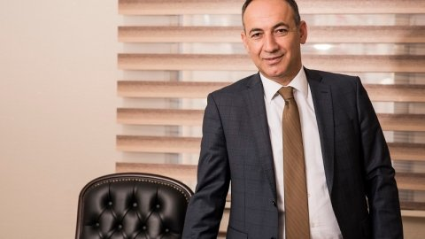<p>26- KIRIKKALE</p>
<p>MEHMET SAYGILI</p>
<p>KIRIKKALE BELEDİYE BAŞKANI<br />
</p>
<p><span style="color:#FFD700"><strong>MEHMET SAYGILI KİMDİR?</strong></span></p>
<p>1969 Yılında Hacı Kaya ve Aysel Saygılı’nın beşinci evlatları olarak dünyaya gelen Mehmet Saygılı, İlkokulu Tınaz İlkokulunda, Ortaokulu Atatürk İlkokulunda, Liseyi ise Kırıkkale Lisesinde tamamladı.</p>
<p>Mehmet Saygılı Atatürk Üniversitesi İktisadi ve İdari Bilimler Fakültesi İşletme bölümünden 1990 yılında mezun oldu. 1990-1991 yılları arasında İngiltere’de Lisan eğitimi aldı. 1991–1992 yılları arasında askerlik hizmetini ifa etti.</p>
<p>1993 yılından itibaren merkezi Kırıkkale olan aile şirketinde ticari faaliyetine devam etti. 2009 yılında Adalet ve Kalkınma partisinde il genel meclis üyesi seçildi. Mehmet Saygılı 2011 yılında Kırıkkale İl Genel Meclisi Başkanı seçildi.</p>
<p>Serbest Muhasebeci Mali Müşavir Ruhsatına sahibi olan Saygılı, Kırıkkale İli Tanıtma ve Kalkındırma Vakfı ( Kiktav ) kurucu üyeliği, Kırıkkale Üniversitesi Vakfı Yönetim Kurulu üyeliği, Polis Hizmetlerini Güçlendirme Derneği Yönetim Kurulu üyeliği gibi Sosyal, Kültürel ve Yardım amaçlı pek çok dernekte üyelikleri bulunuyor.</p>
<p>Mehmet Saygılı 30 Mart 2014 Seçimlerinde Adalet ve Kalkınma Partisinden Kırıkkale Belediye Başkanı seçildi.evli ve üç çocuk babası.</p>
<p> </p>