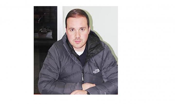 <p>27- KIRKLARELİ</p>
<p>BURAK SÜZÜLMÜŞ</p>
<p>İŞADAMI - KIRKLARELİSPOR BAŞKAN YARDIMCISI<br />
</p>
<p><span style="color:#FFD700"><strong>BURAK SÜZÜLMÜŞ KİMDİR?</strong></span></p>
<p>32 yaşında olan Burak Süzülmüş özel sektörde hizmet veren Süzülmüş Kardeşler şirketinin yönetitim kurulu üyesidir.</p>
<p>9,5 yıl da Kırklarelispor’da 2. Başkanlık görevini yürüten Burak Süzülmüş, bölgenin tanınmış iş adamlarından olarak biliniyor.</p>