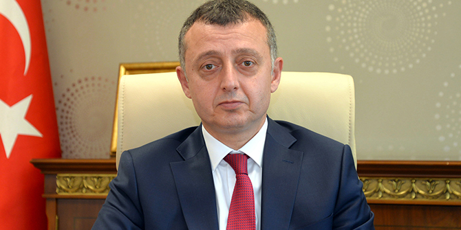 <p>29- KOCAELİ</p>
<p>TAHİR BÜYÜKAKIN</p>
<p>BİLECİK VALİSİ<br />
</p>
<p><span style="color:#FFD700"><strong>TAHİR BÜYÜKAKIN KİMDİR?</strong></span></p>
<p>969 Kocaeli’nin Karamürsel İlçesinde dünyaya gelen Tahir BÜYÜKAKIN, Derince Turgut Reis İlkokulu, İzmit İmam Hatip Lisesi ve İzmit Endüstri Meslek Lisesi´nde ki eğitiminin ardından, İstanbul Üniversitesi Siyasal Bilgiler Fakültesi Kamu Yönetimi Bölümü´nden 1992 yılında mezun oldu.</p>
<p>1993 yılında Kocaeli Üniversitesi İktisadi ve İdari Bilimler Fakültesi İktisat Bölümü´nde araştırma görevlisi olarak çalışmaya başlayan Tahir BÜYÜKAKIN, Yüksek Lisans ve Doktora çalışmalarını sırasıyla 1995 ve 2001 yıllarında İstanbul Üniversitesi´nde tamamladı. 2002 yılında Kocaeli Üniversitesi İktisadi ve İdari Bilimler Fakültesi İktisat Bölümü İktisat Politikası Anabilim Dalı Yrd. Doçent kadrosuna atandı. 2007 yılında bölüm başkan yardımcılığı görevine getirildi. ‘Makro iktisat’ bilim alanındaki çalışmaları ile 2013 yılında doçent unvanını alan Büyükakın'ın ekonomik krizler ve istikrar politikaları alanında da çalışmaları bulunuyor.</p>
<p>2005-2007 yılları arasında Kocaeli Büyükşehir Belediyesi’ne danışmanlık yapan Büyükakın Büyükşehir Belediyesi ve Su Kanal İdaresinin Stratejik Planını hazırlamıştır. 2007 yılı sonunda Kocaeli Büyükşehir Belediyesi’nde Genel Sekreter Yardımcısı olarak göreve başlamış ve 2014 yılına kadar bu görevi yürüttükten sonra Genel Sekreter olarak atanmıştır.</p>
<p>Tahir Büyükakın Bakanlar Kurulu'nun 13.06.2017 tarihli ve 2017/10458 sayılı Kararnamesi ve Cumhurbaşkanlığının onayı ile 21.06.2017 tarihinde Bilecik Valisi olarak atanmıştır. İyi derece de İngilizce bilen Vali Büyükakın evli ve 3 çocuk babasıdır.</p>