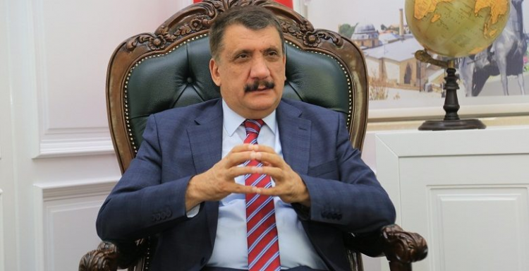 <p>30 - MALATYA</p>
<p>SELAHATTİN GÜRKAN</p>
<p>BATTALGAZİ BELEDİYE BAŞKANI<br />
</p>
<p><span style="color:#FFD700"><strong>SELAHATTİN GÜRKAN KİMDİR?</strong></span></p>
<p>Selahattin Gürkan, 1958 yılında Malatya’da doğdu. İlk, orta ve lisesi öğrenimini Malatya'da tamamladı. Hacettepe Üniversitesi Eğitim Fakültesi, Eğitim Yönetimi, Teftişi, Planlaması ve Ekonomisi Bölümü ile, Anadolu Üniversitesi İktisat Fakültesi İktisat bölümü ve Bolu Eğitim Enstitüsü bölümleri mezunudur.</p>
<p>Vatani görevini tamamladıktan sonra 1979-1989 tarihlerinde Milli Eğitim Bakanlığı’na bağlı devlet okullarında öğretmenlik ve yöneticilik yaptı. Daha sonra Milli Eğitim İlçe Müdürlüğü görevinde bulunan Gürkan, 1995-2001 yılları arasında MEB İlköğretim Müfettişi, 2001 ile 2003 yılları arasında Malatya İŞ- KUR İl Müdürü olarak görev yaptı.</p>
<p>2004 yılında seçildiği Battalgazi Belediye Başkanlığı görevini 2004 – 2009 (bağımsız) ve 2009 – 2013 (Ak Parti) dönemlerinde gerçekleştirdi. Üçüncü dönem Belediye Başkanlığı görevini 2014 yılı itibariyle hali hazırda sürdürmektedir.</p>
<p>Ayrıca Gürkan, Tarihi Kentler Birliği, Plan ve Bütçe Komisyon Başkanlığı görevi ile encümen üyeliği görevini yürütmektedir. 2010 tarihi itibariyle Fırat Kalkınma Ajansı Yönetim Kurulu Üyesidir. Çeşitli sivil toplum kuruluşlarında yöneticilik, Spor Klübü Başkanlığı görevlerinde bulunan Gürkan, birçok üniversitede Misafir Öğretim Üyeliği ile birlikte, Yerel Yönetimler, Göç, Sosyal Entegrasyon ve Uyum konuları başta olmak üzere çok sayıda panel ve konferansta konuşmacı olarak yer almıştır.</p>
<p>Evli ve 2 çocuk babasıdır.</p>
<p> </p>