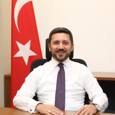 <p>31- NEVŞEHİR</p>
<p>RASİM ARI</p>
<p>GENÇLİK VE SPOR BAKANLIĞI – DAİRE BAŞKANI<br />
</p>
<p><span style="color:#FFD700"><strong>RASİM ARI KİMDİR?</strong></span></p>
<p>Rasim ARI, 1975 Nevşehir doğumludur. 1989 yılında eğitim görmeye başladığı Nevşehir İmam Hatip Ortaokulu’nun ardından 1993 – 1996 yılları arasında Pendik İmam Hatip Lisesi’nde eğitim görmüştür. 1996 yılında Marmara Üniversitesi İlahiyat Fakültesi’nde lisans eğitimine başlarken 2001 yılında Marmara Üniversitesi İlahiyat Fakültesi’nden mezun olmuştur. Konya Selçuk Üniversitesi İletişim Fakültesi’nde yüksek lisansını tamamlamıştır.</p>
<p>2001 yılında Maltepe Gençlik Kolları Teşkilat Başkanı olarak siyaset hayatına başlayan Arı, 2007 yılında AK Parti’den Nevşehir Milletvekilliği için Adaylığını koymuştur. 2002 yılında Maliye Bakanı Kemal Unakıtan’ın Danışmanlığı görevine getirilmiş bürokrasi hayatına sırasıyla Devlet Bakanı Güldal Akşit ve Nimet Çubukçu’nun Danışmanı olarak devam etmiştir.</p>
<p>2011 yılında Gençlik ve Spor Bakanlığı Bakanlık Müşavirliği’ne görevine atanan Arı, 2015 yılından itibaren atandığı Spor Hizmetleri Dairesi Başkanlığı görevini sürdürmektedir. Ülkemizde yaşayan Suriyeli mültecilerin sosyal uyumlarını arttırabilmek ve uluslar arası medya da mültecilerin durumuna dikkat çekebilmek adına mültecilerden oluşan takımların yer aldığı Yeşil Sahada Barış İçin Kardeşlik Turnuvası düzenlenmiştir. Bu projede Suriyeli mülteciler spor ile sosyalleşebilme imkânını bulurken çeşitli sponsorlar aracılığıyla mültecilere de destekler sağlanmıştır. Projenin sonunda ünlü futbolculardan oluşan karma takım Suriyeli mültecilerle gösteri maçına çıkmışlardır.</p>
<p>Ayrıca sporun birleştirici, bütünleştirici ve kaynaştırıcı gücü kullanılmak suretiyle, terör olaylarının yaşandığı illerde spora olan ilginin arttırılması, bölge gençliği ve halkının hem bireysel hem de toplumsal olarak gelişiminin sağlanması ve bölgenin sporla anılmasını sağlayabilmek adına “Doğu ve Güneydoğu Anadolu’da Kardeşlik ve Spor Turnuvaları” hayata geçirilmiş ve her yaştan kesimin spora katılımı sağlanmıştır.</p>
<p>“Spor ile Hayata Gülümse” projesi kapsamında ise vatanları uğruna canlarını feda eden şehitlerimizin çocukları ile Sosyal Hizmetler ve Çocuk Esirgeme Kurumundaki çocuklar spor müsabakalarına götürülerek sosyalleşebilmeleri, sportif faaliyetlerle ilgili hale gelebilmeleri ve duygusal açıdan desteklenebilmeleri amaçlanmıştır</p>
<p>Proje ülke genelinde ilgi ve merak uyandıran ve takip edilen bir sosyal sorumluluk projesi olarak sürdürülürken birçok spor kulübü de “Spor ile Hayata Gülümse” Projesine destek vermiştir. Hayata geçirdiği birçok sosyal sorumluluk ve hareketlilik projesi toplumsal sorunlara çözüm üretilmesine katkı sağlamış yürüttüğü projeler hem ülke genelinde hem de yurt dışında dikkat çekmiş ve bir farkındalık oluşmasını sağlamıştır. Rasim ARI, Arapça ve İngilizce bilmektedir. Evli ve 2 çocuk babasıdır</p>
