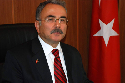 <p>33- ORDU</p>

<p>HİLMİ GÜLER</p>

<p>ENERJİ VE TABİİ KAYNAKLAR ESKİ BAKANI<br />
 </p>

<p><span style="color:#FFD700"><strong>HİLMİ GÜLER KİMDİR?</strong></span></p>

<p>Mehmet Hilmi Güler, 15 Temmuz 1949'da Ordu'da doğdu. Babasının adı Mehmet Bahaettin, annesinin adı İrfan'dır.</p>

<p>Dr. Yüksek Mühendis; ODTÜ Metalurji Mühendisliği Bölümü'nü bitirdi. Yüksek lisans ve doktorasını aynı üniversitede tamamladı.</p>

<p>ODTÜ ve ADMMA Makine Mühendisliği Bölümü'nde Asistan ve Öğretim Görevlisi olarak çalıştı. Türk Uçak Sanayii'nde (TUSAŞ) Proje Mühendisi ve Grup Başkanı, TÜBİTAK'ta Başkan Yardımcısı ve Yönetim Kurulu Üyesi, Makine Kimya Endüstrisi Kurumu Genel Müdürü, Etibank Genel Müdürü ve Yönetim Kurulu Başkanı, Başbakanlık Başmüşaviri, ERDEMİR ve İGDAŞ'ta Yönetim Kurulu Üyesi ve Murahhas Aza olarak görev yaptı. AK Parti Kurucu Üyesi oldu.<br />
22. Dönem Ordu Milletvekili. 58, 59 ve 60. Hükümetlerde Enerji ve Tabiî Kaynaklar Bakanlığı görevini yürüttü.</p>

<p>Çok iyi düzeyde İngilizce bilen Güler, evli ve 2 çocuk babasıdır.</p>

<p> </p>
