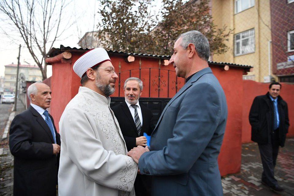 <p>Diyanet İşleri Başkanı Prof. Dr. Ali Erbaş, Muş'ta şehit ailelerini ziyaret etti.</p>

<p>1 Ara 2017</p>

<p> </p>
