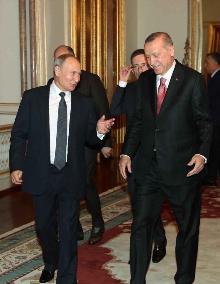 <p>Türkiye Cumhurbaşkanı Recep Tayyip Erdoğan, Rusya Devlet Başkanı Vladimir Putin ile Mabeyn Köşkü'nde bir araya geldi.</p>

<p> </p>
