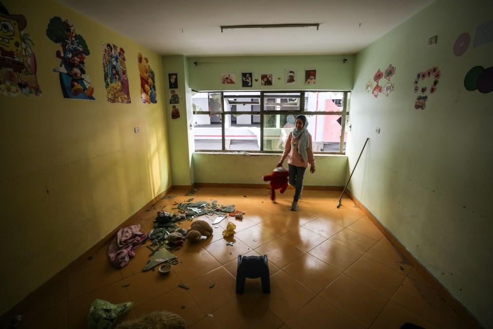 <p>AA ekibi, İsrail'in "askeri hedefleri vurduğu" iddiasıyla d&uuml;zenlediği bu saldırılardan geriye kalan enkazı, patlamanın etkisiyle b&uuml;y&uuml;k &ouml;l&ccedil;&uuml;de zarar g&ouml;ren anaokulunu, vurulan televizyon binasını, yıkılan ev&nbsp; ve iş yerleri ile s&ouml;nen hayatları g&ouml;r&uuml;nt&uuml;ledi.&nbsp;&nbsp;</p>

<p>&nbsp;</p>
