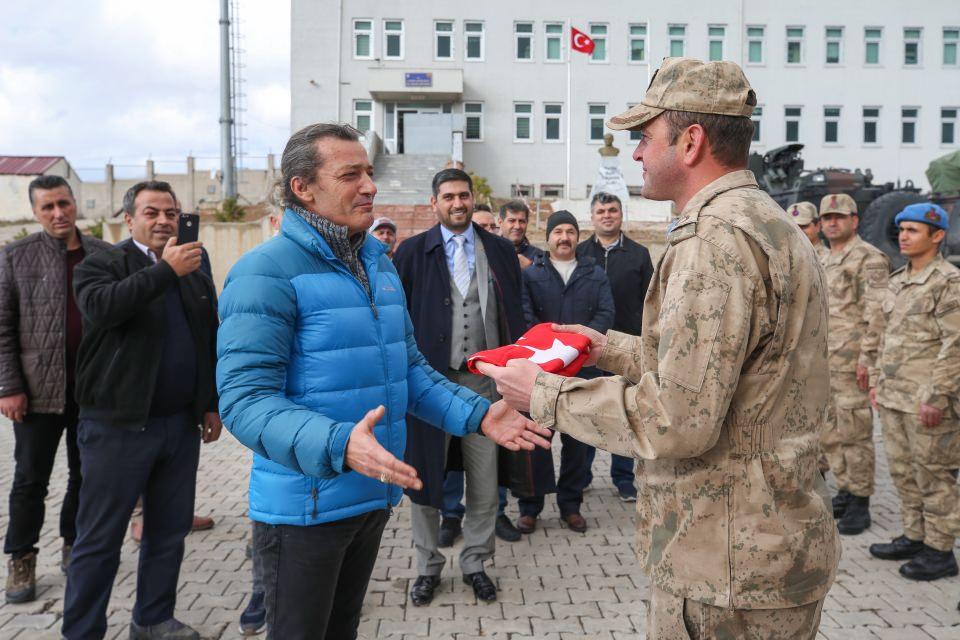 <p> Beraberlerinde getirdikleri Türk bayrağını Binbaşı Diki'ye teslim eden Şengür ve 20 eski komando, askerlerle yemek yedi. </p>