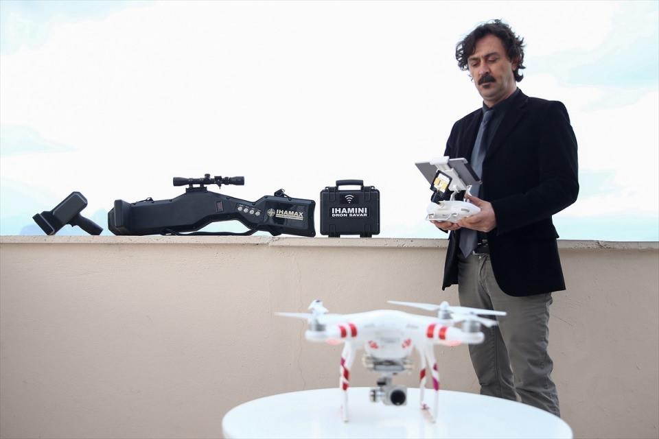 <p>Erçelik, drone savar ile elektromanyetik saldırıya maruz kalan droneların komuta kontrolle bağlantıyı kaybederek etkisiz hale getirildiğini söyledi.</p>
<p> </p>