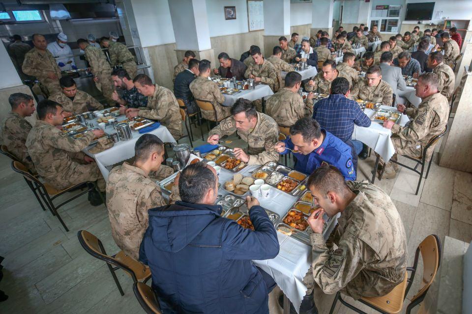 <p>Bu bizi çok duygulandırdı. İnanılmaz bir teknoloji söz konusu. Teknolojinin Türk Silahlı Kuvvetlerinde bu kadar ilerlediğini düşünmüyorduk. 20 yıl önceyle arada çok fark var." Görev yaptığı dönemde şehit olan silah arkadaşlarını hatırladığını söyleyen Bahçeli, "İnanılmaz bir duygu içerisindeyim. Burada eksi 35-40 derecelerde terörle mücadele etmek gerçekten zor. </p>
