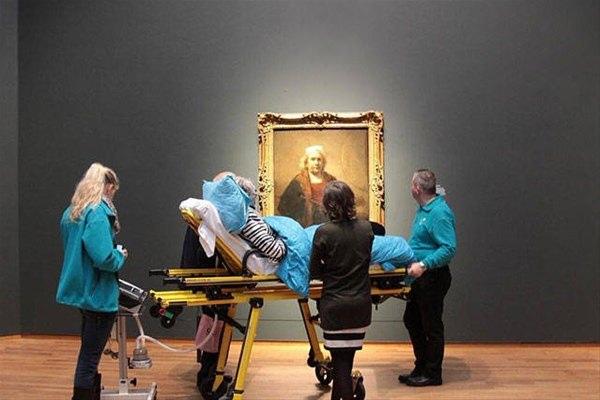 <p>Hollanda’da ölmek üzere olan kanser hastası bir kadının son isteği müzeye gitmek oldu. Kadın sedyeyle Rijksmuseum'u gezdi</p>
<p> </p>