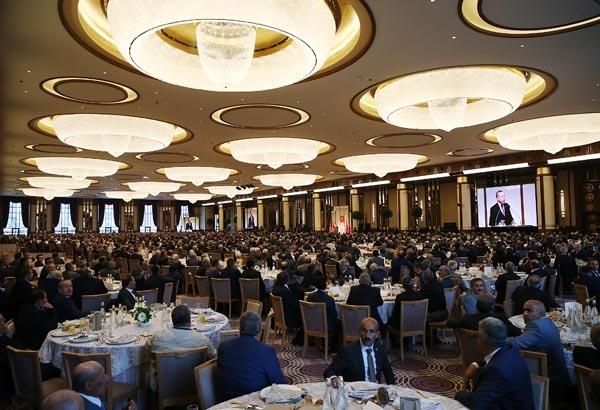 <p>Konuşmasının ardından Cumhurbaşkanı Erdoğan, konuk ettiği muhtarlarla yemeğe geçti. Erdoğan, yemekte yanına gelen çocuklarla yakından ilgilendi.</p>
