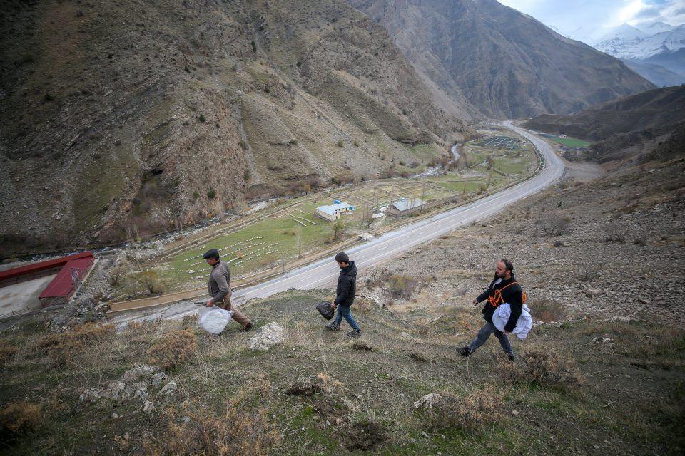 <p>Hasadın başlamasıyla hazırlıklarını tamamlayan baba Semo ve çocukları, sabah erken saatlerde kayalıklara tırmanarak bal arıyor.</p>
<p> </p>