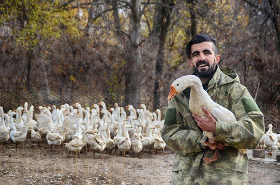 <p>Üniversite mezunu olduğu için kaz yetiştirmesine ailesinin sıcak bakmadığını belirten Erdal Yayık, AA muhabirine yaptığı açıklamada, bölgede pek bilinmeyen bu işe çevresindeki herkesin tereddütle yaklaştığını söyledi. </p>
<p> </p>