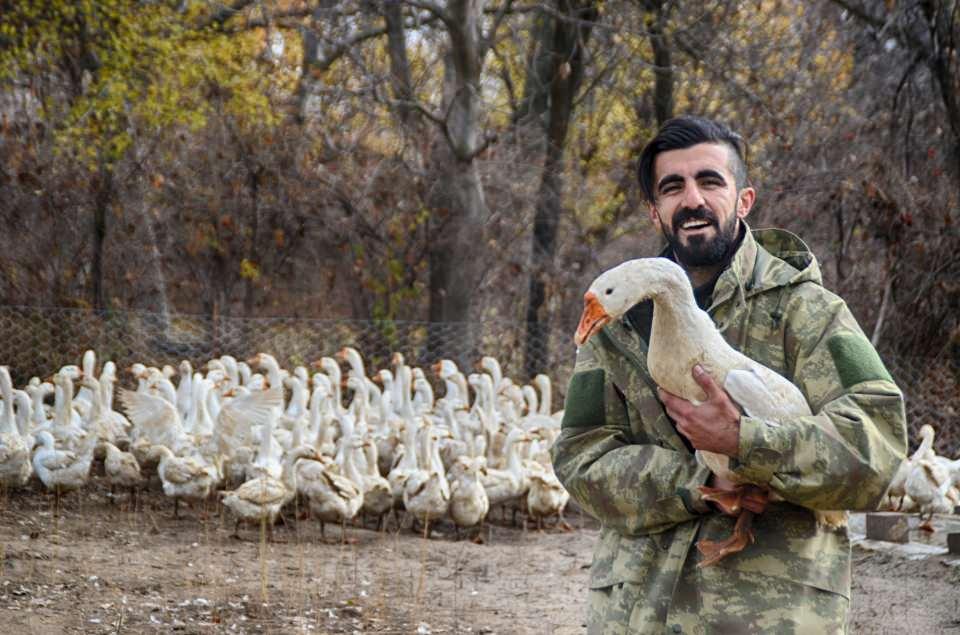 <p>Üniversite mezunu olduğu için kaz yetiştirmesine ailesinin sıcak bakmadığını belirten Erdal Yayık, AA muhabirine yaptığı açıklamada, bölgede pek bilinmeyen bu işe çevresindeki herkesin tereddütle yaklaştığını söyledi. </p>

<p> </p>
