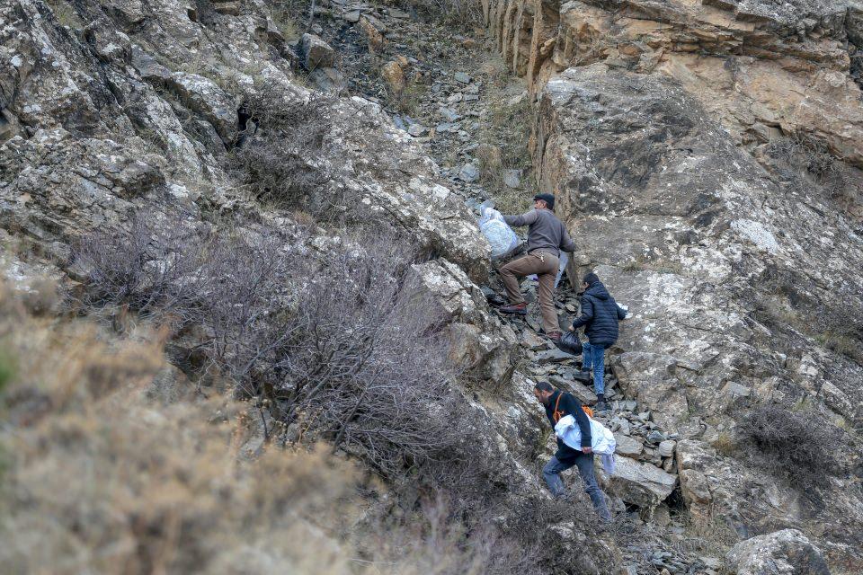 <p>Özellikle uçurum altındaki kayalıklarda bulunan bala zor şartlarda ulaşmaya çalışan balcılar, zaman zaman tehlike atlatıyor.</p>
<p> </p>