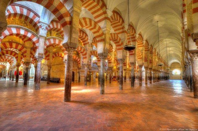 <p>Bjørn Andre Hagen'in İspanya'daki Kurtuba Camii fotoğrafı. Değerli taşlarla süslenen yapı 10 senede tamamlandı ancak büyüleyici mekanın şimdiki halini alması 205 sene sürdü.</p>
