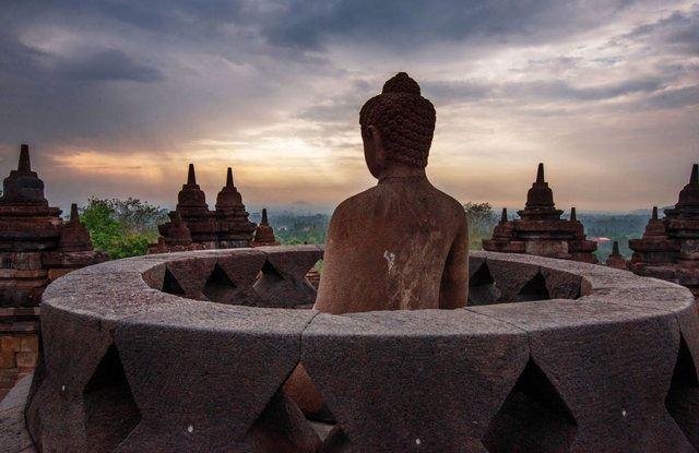 <p>Yarışmada finale kalan isimlerden biri de Sirsendu Gayen oldu. Tarihi mekan ise Java Adası'ndaki dünyanın en büyük Budist tapınağı olan Borobudur'da yer alıyor. </p>