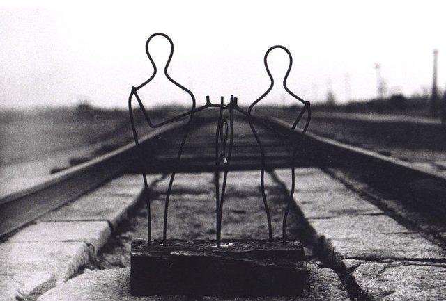 <p>Polonya'da bulunan ve Nazi döneminin en büyük toplama ve imha kampı olan Auschwitz, Eleanor Killner'in gözünden böyle görünüyor.</p>