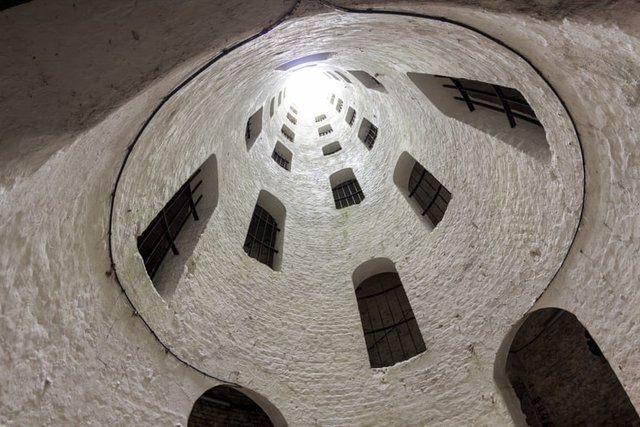 <p><strong>Listeye giren diğer fotoğraflardan bazıları şöyle:</strong></p>
<p>Grand Shaft, Dover, İngiltere - Chris London</p>