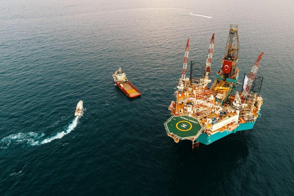 <p>Yaklaşık 12 bin 200 metre sondaj derinliği yeteneğine sahip 229 metre uzunluğundaki Fatih gemisi, aktif konumlandırma sistemi sayesinde 6 metre yükseklikteki dalgada bile sabit kalarak operasyonlarını yürütebiliyor. </p>
<p> </p>