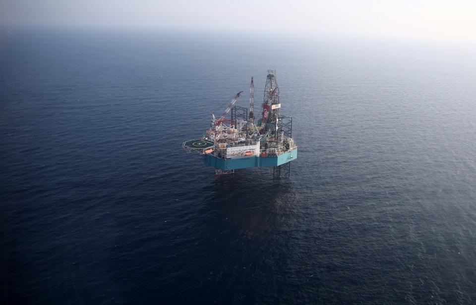 <p>Türkiye, Fatih gemisiyle derin denizde başlattığı sondaja, 19 mil açığa konuşlandırılan platformla sığ denizi de ekledi.</p>
<p> </p>