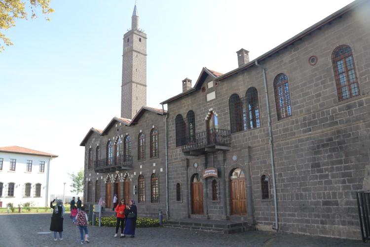 <p>Huzur ortamının sağlanmasının ardından yerli ve yabancı turistlerin rotasını çevirdiği Diyarbakır, Anadolu'nun geleneksel konukseverliğiyle misafirlerini ağırlıyor.</p>
<p> </p>